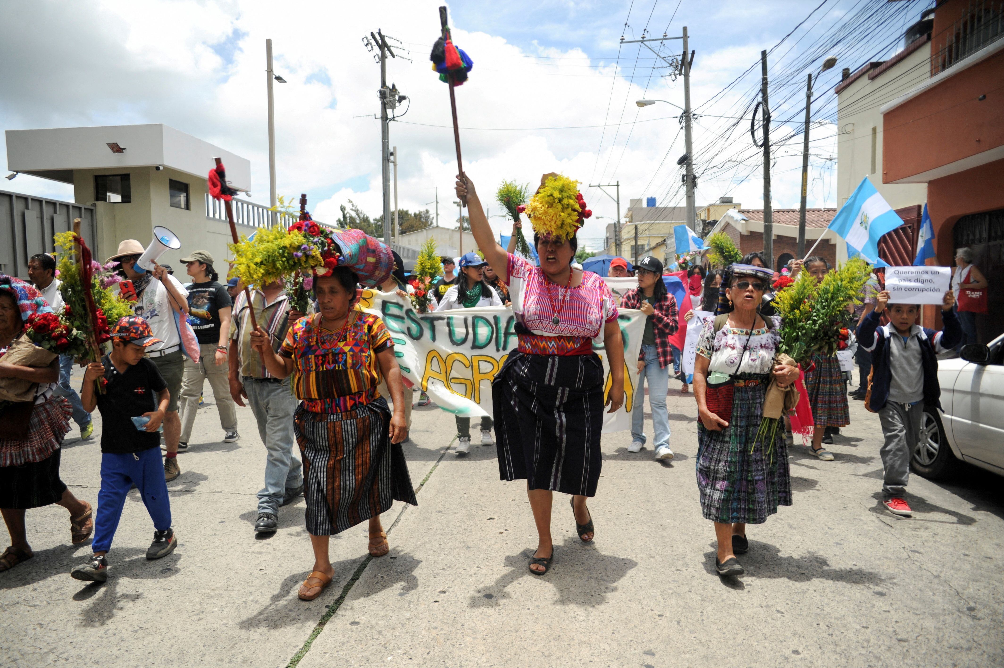 Manifestantes participan ayer en la 'Marcha de las Flores' contra la persecución política del partido Semilla (REUTERS/Cristina Chiquin)