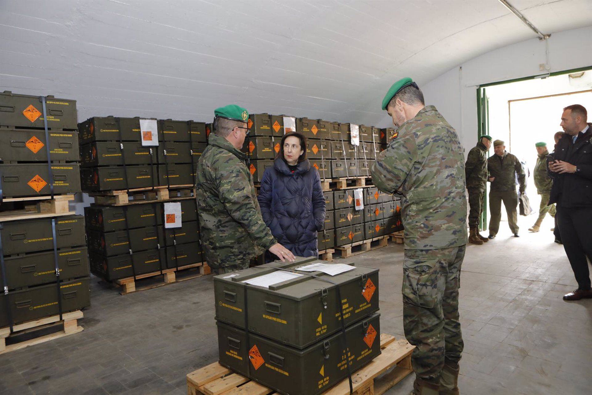  Margarita Robles, durante su visita al Ciamun-613 de Ibeas de Juarros. (Ministerio de Defensa/Europa Press)