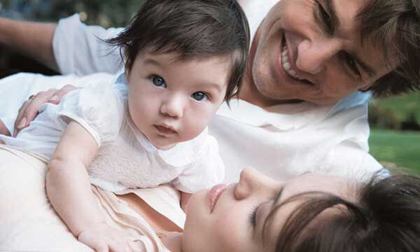 Otra imagen de la producción de la pareja de estrellas con su hija. Suri encandiló a la prensa