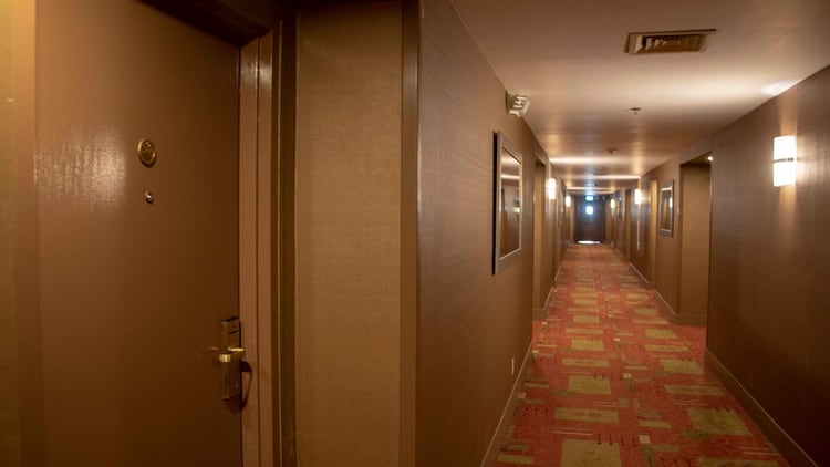 Todos los actores tenían habitaciones individuales en el mismo piso del Holiday Inn