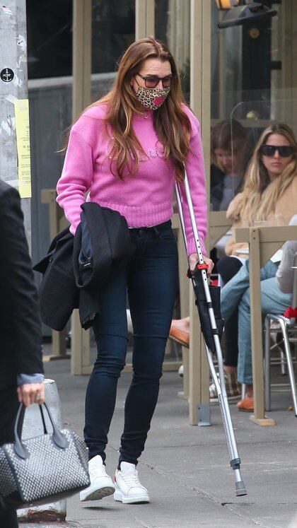 Brooke Shields fue vista caminando por Nueva York con la ayuda de una muleta. Además lució un pantalón azul oscuro, un sweater rosa y un tapabocas animal print con una boca pintada (Fotos: The Grosby Group)