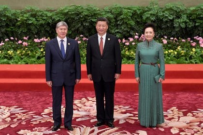 El presidente de Kirguistán, Almazbek Atambayev, posa con el presidente chino Xi Jinping y su esposa Peng Liyuan durante una ceremonia de bienvenida para los líderes que asistieron al Foro de la Franja y la Ruta en el Gran Salón del Pueblo en Beijing el 14 de abril.  Mayo de 2017. (REUTERS / Wang Zhao)