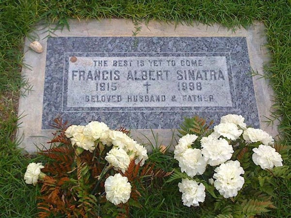 “Lo mejor está por venir”, la leyenda en la lápida de Frank Sinatra en el Memorial Park de Cathedral City, California