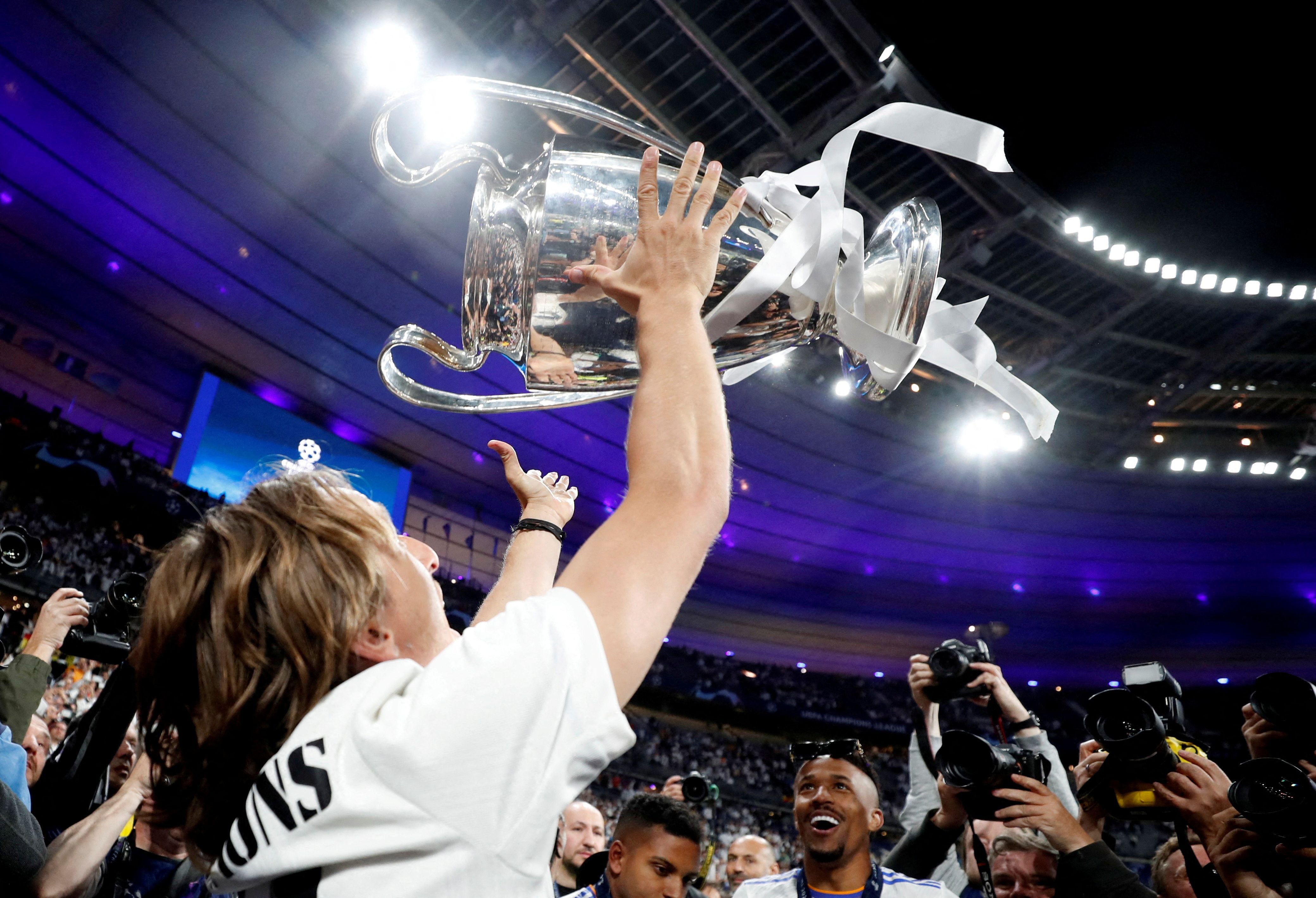 Modric levanta la última Champions del Madrid (REUTERS/Lee Smith/File Photo)