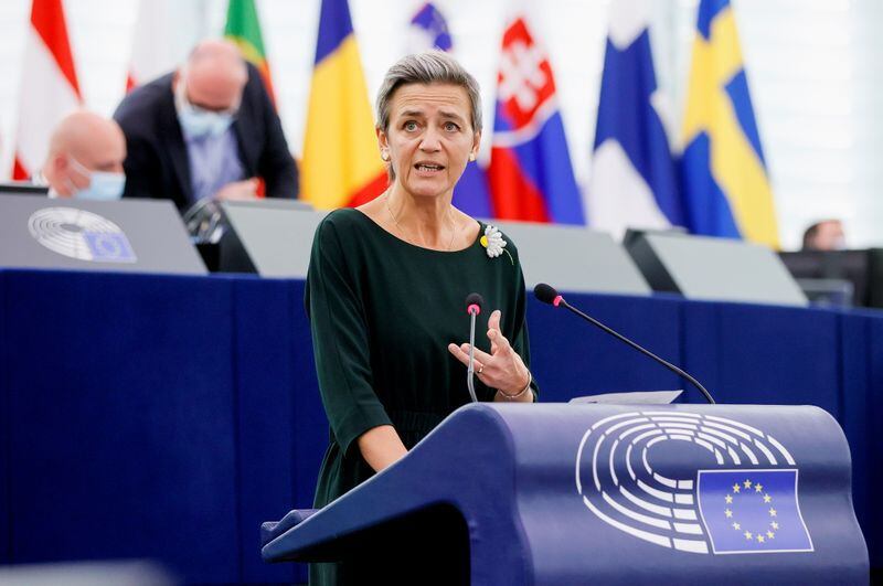 La vicepresidenta ejecutiva de la Comisión Europea, Margrethe Vestager, pronuncia un discurso durante un debate sobre las relaciones políticas y la cooperación entre la UE y Taiwán en el Parlamento Europeo en Estrasburgo, Francia, 19 de octubre de 2021. REUTERS/Ronald Wittek