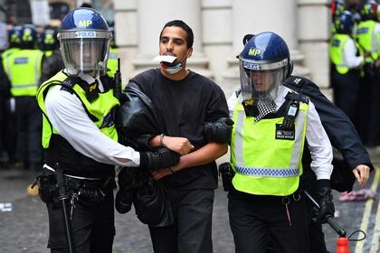 Algunos manifestantes fueron detenidos por la policía de Londres (REUTERS/Peter Nicholls y Dylan Martinez)