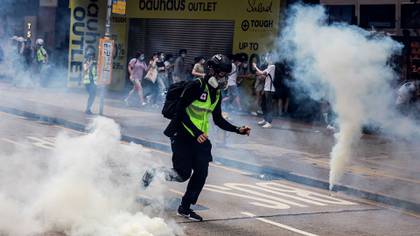 La policía dispersó la movilización con gases lacrimógenos (Photo by ISAAC LAWRENCE / AFP)