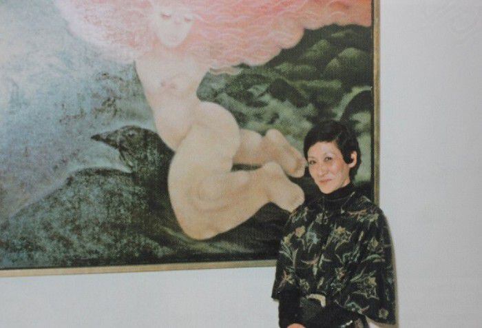 Retrato de Tilsa Tsuchiya con una de sus obras. (Latina)