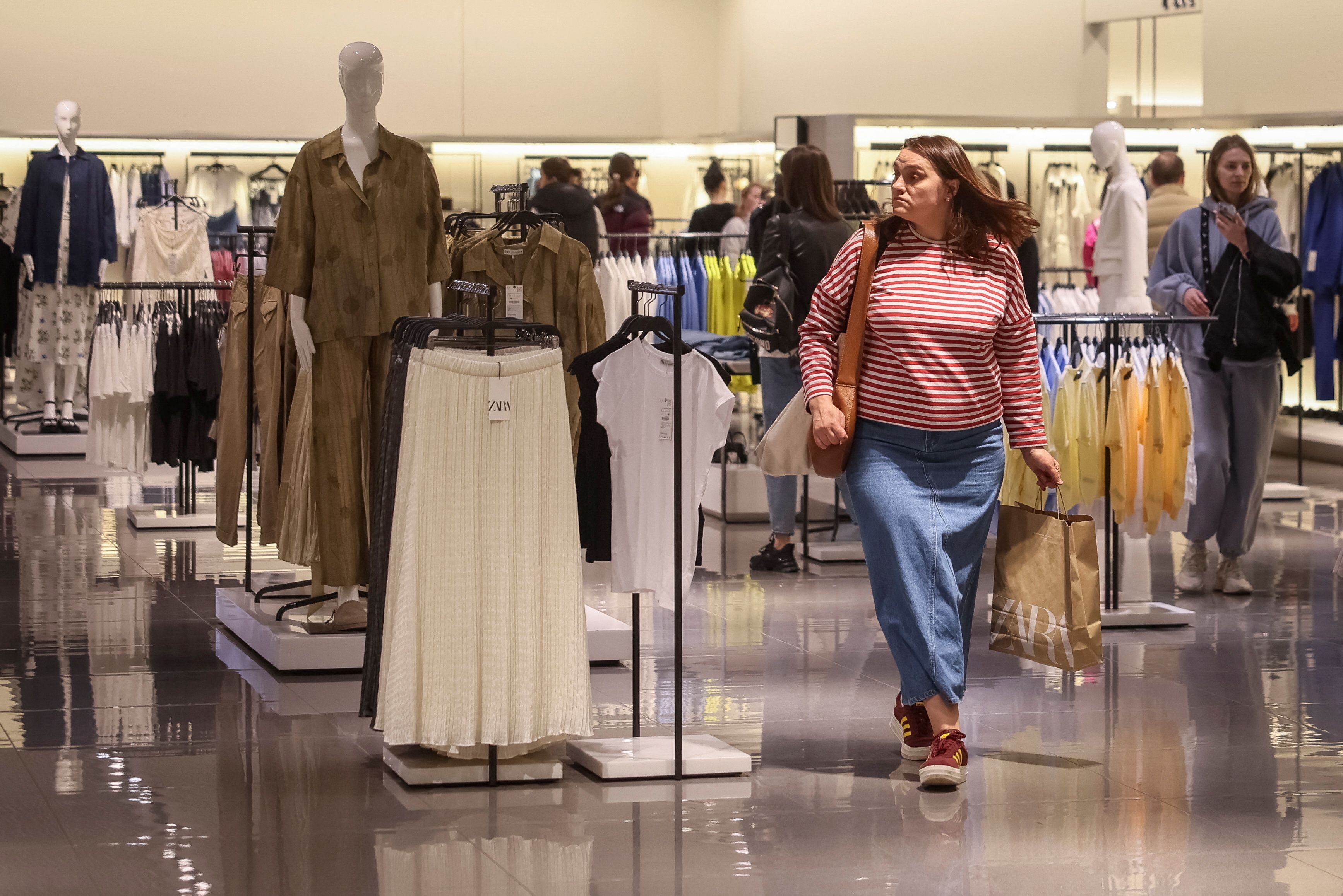 Datos preliminares de los shoppings, dieron cuenta que la venta de ropa cayó en marzo más de 30% en volumen de operaciones (Reuters)