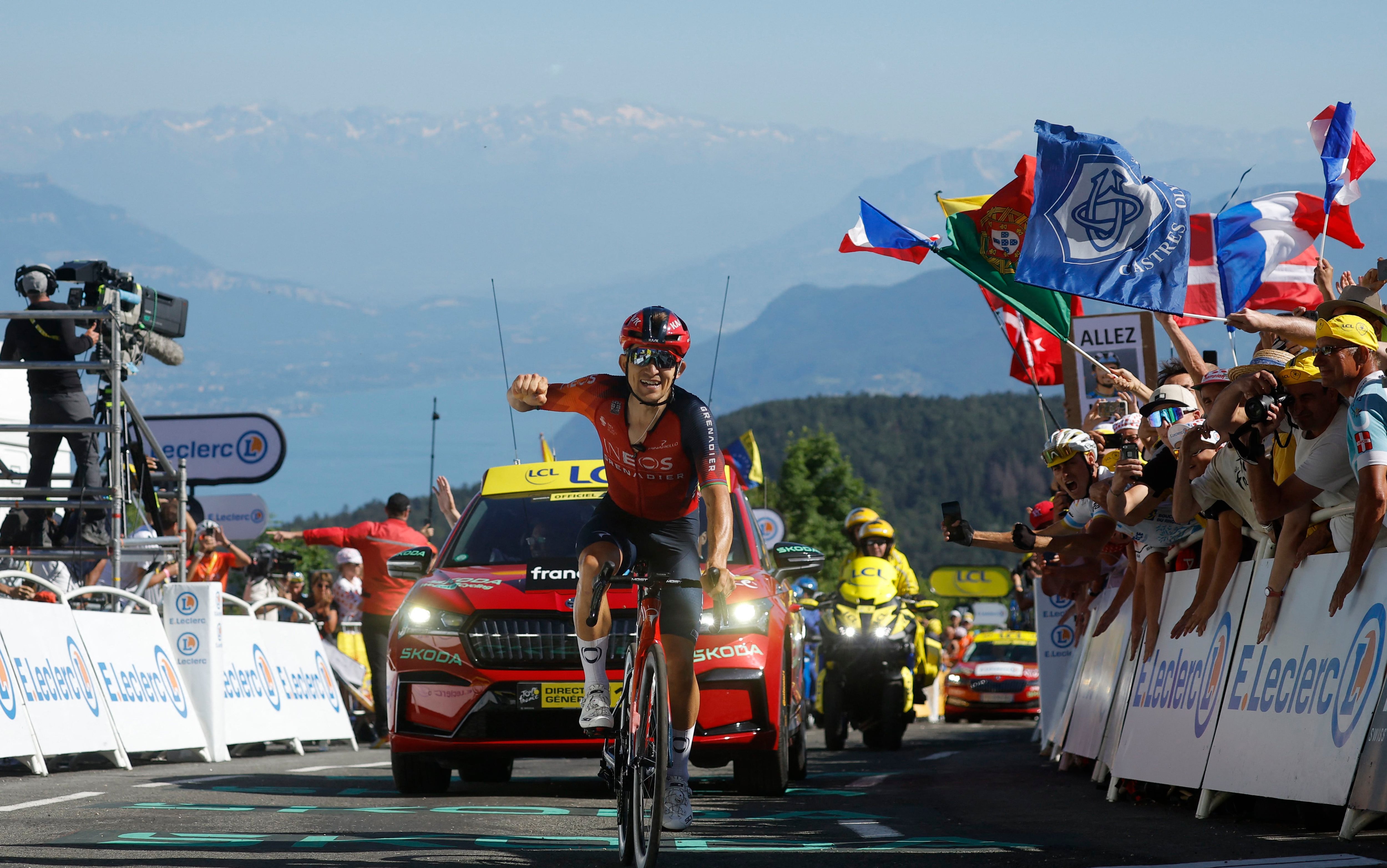 Kwiatkowski al cruzar la meta en el Grand Colombier (REUTERS/Stephane Mahe)