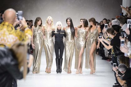 Junto a las tops models de los 90 y a Donatella Versace  en 2017 (Shutterstock)