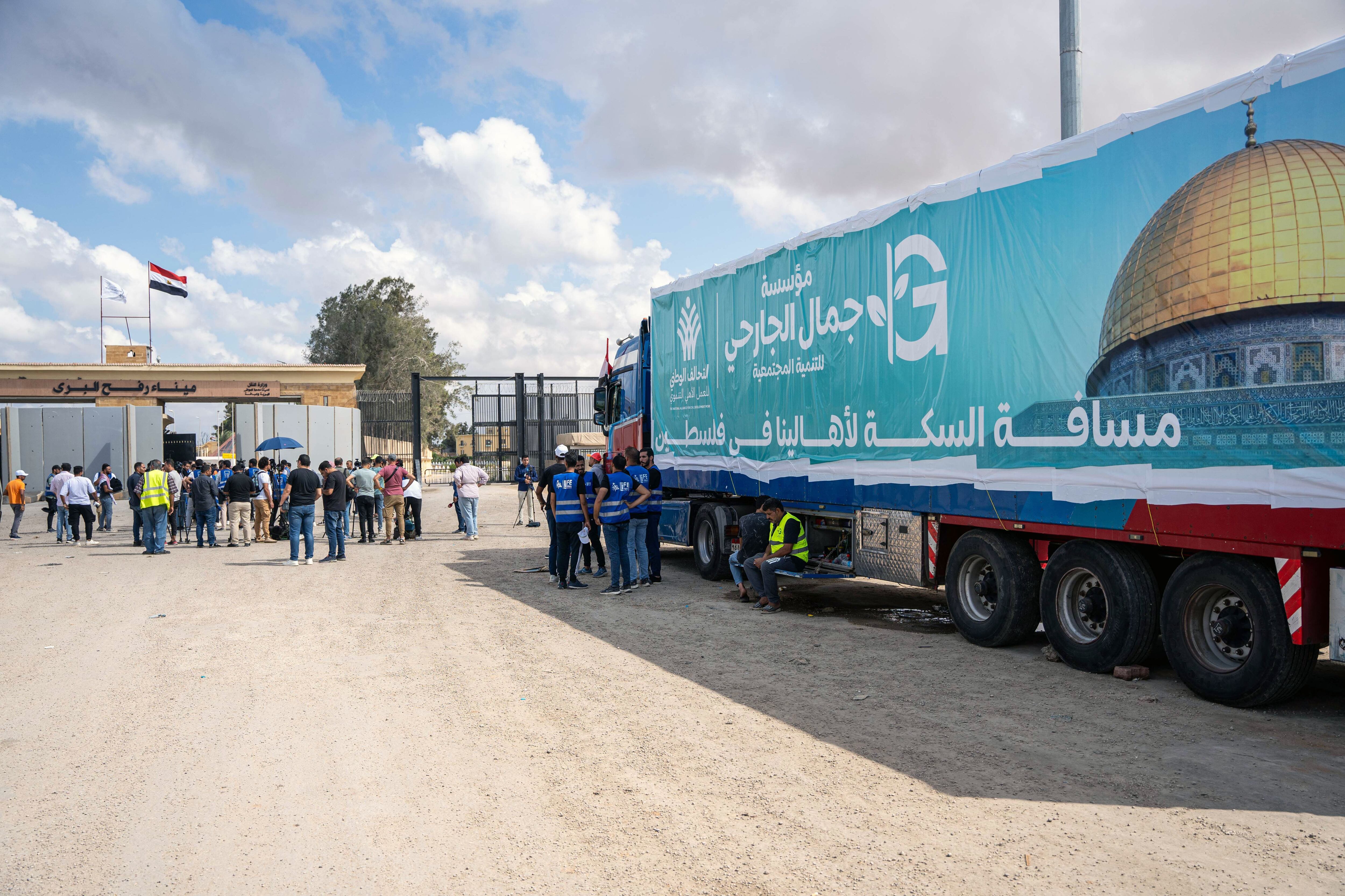 Un camión con ayuda humanitaria en la frontera de Egipto a punto de ingresar a la Franja de Gaza (EFE/EPA/ALI MOUSTAFA)
