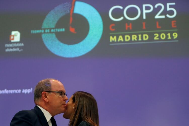 El príncipe Alberto II de Mónaco y Carolina Schmidt, ministra de Medioambiente de Chile (Foto: Reuters)