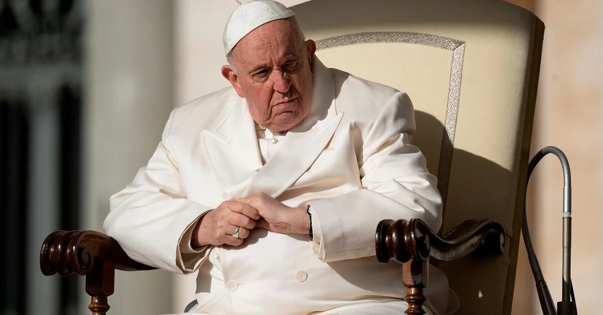 La salute di papa Francesco: quale intervento farà il papa per un’ernia intestinale?