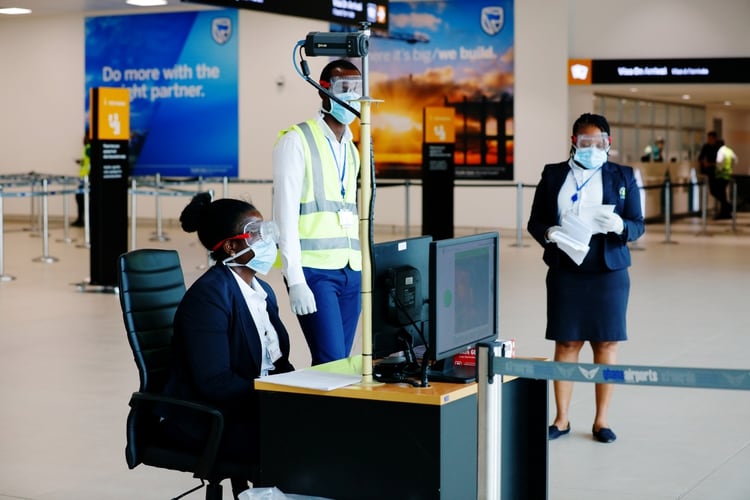 Trabajadores de la salud a cargo de los chequeos por el coronavirus eb el Aeropuerto Internacional de Kotoka, en Accra, Ghana (REUTERS/Francis Kokoroko)