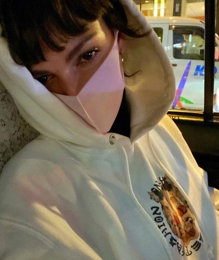 Úrsula Corberó en Tokio con barbijo 