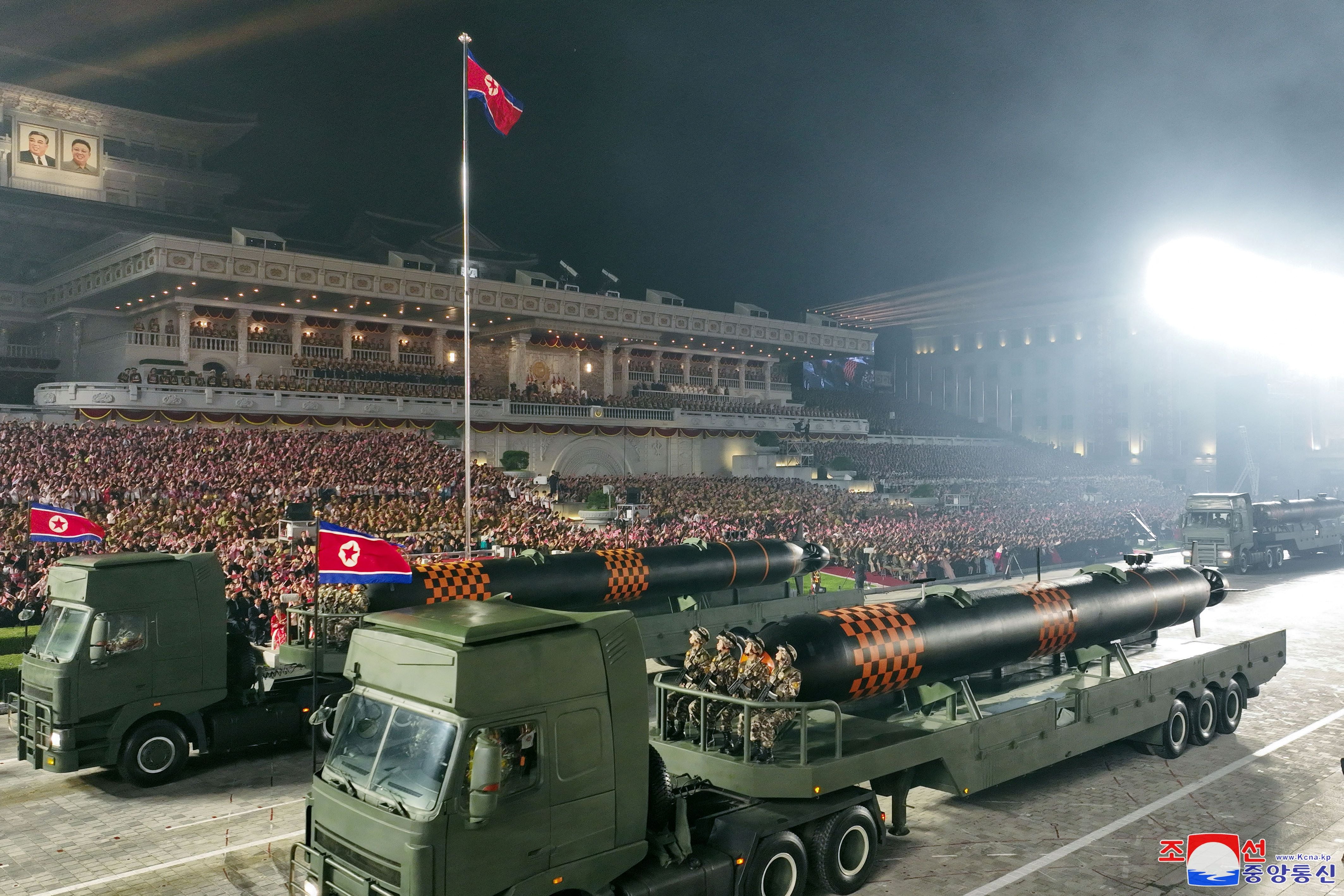 Misiles desplegados durante un desfile militar para conmemorar el 70 aniversario del armisticio de la Guerra de Corea en Pyongyang, Corea del Norte, 27 de julio de 2023, en esta imagen difundida por la Agencia Central de Noticias de Corea del Norte. KCNA via REUTERS 