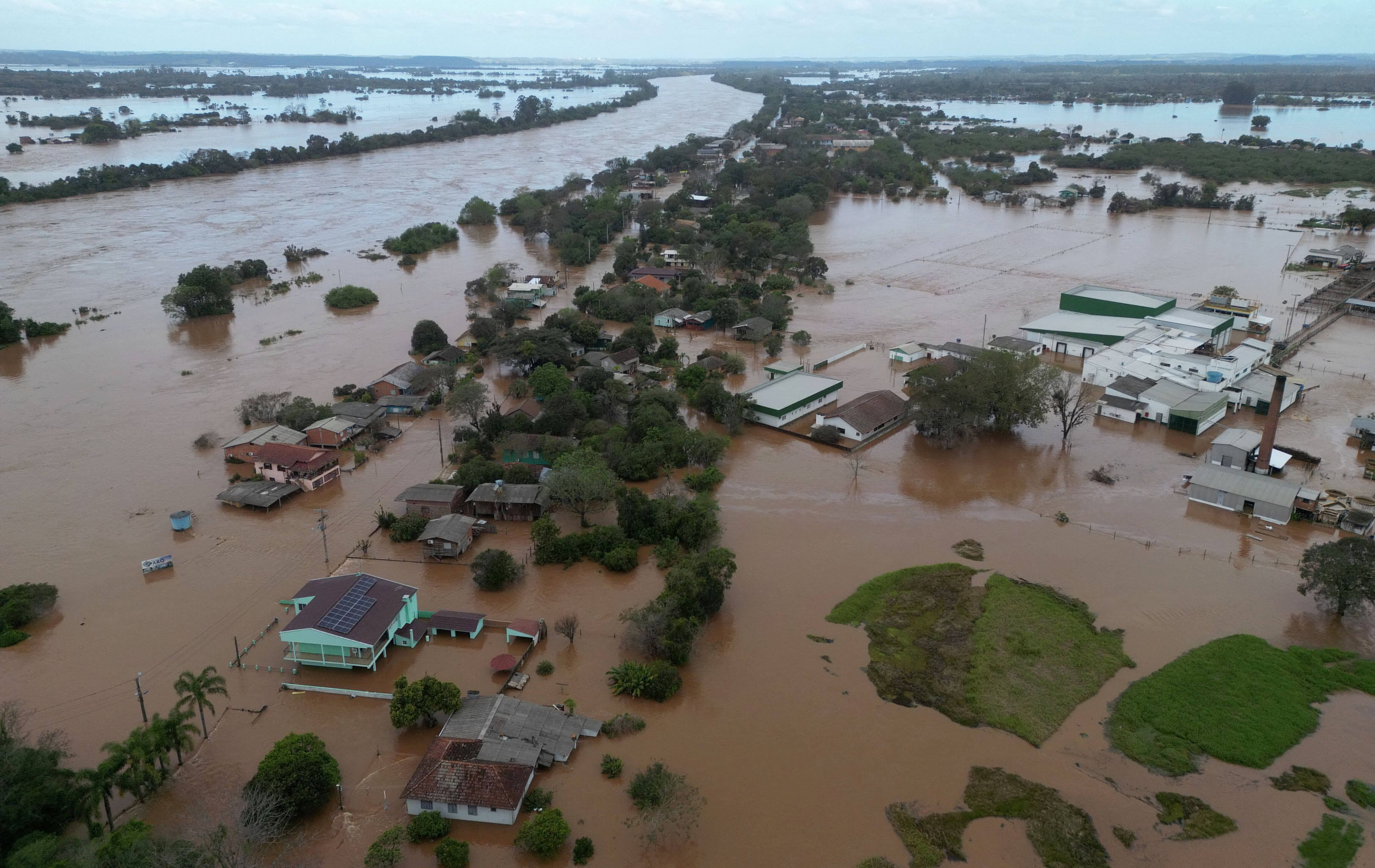 Una vista aérea muestra daños e inundaciones tras el paso de un ciclón por ciudades del sur, en Venancio Aires, estado de Rio Grande do Sul (REUTERS/Diego Vara)