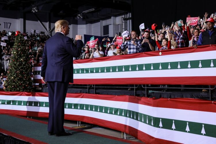 Trump saluda a sus seguidores en Battle Creek (REUTERS/Leah Millis?)