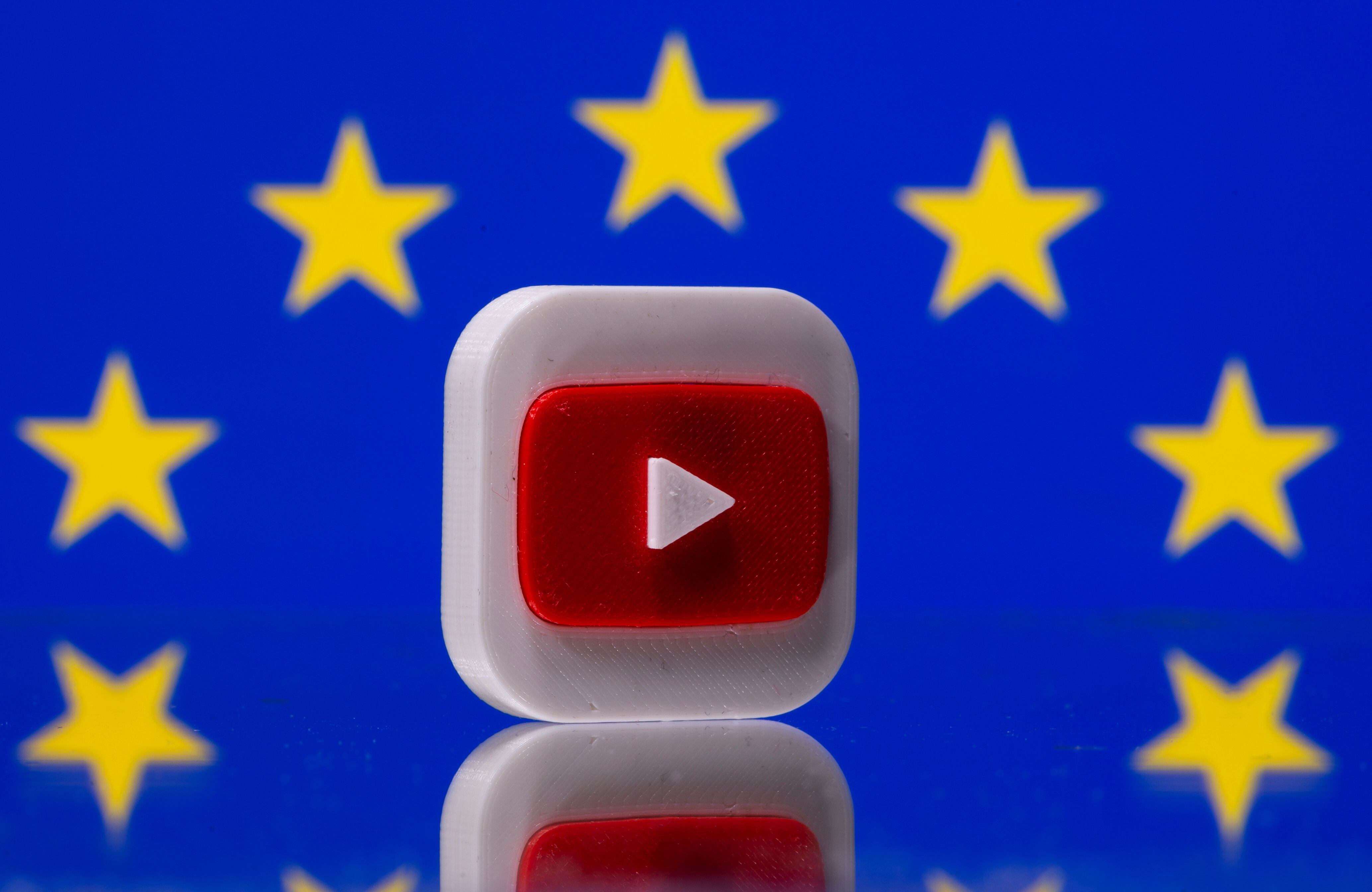 Logotipo de Youtube impreso en 3D frente a la bandera de la UE que se muestra en esta imagen de ilustración tomada en Junio 21, 2021. REUTERS/Dado Ruvic/Illustration
