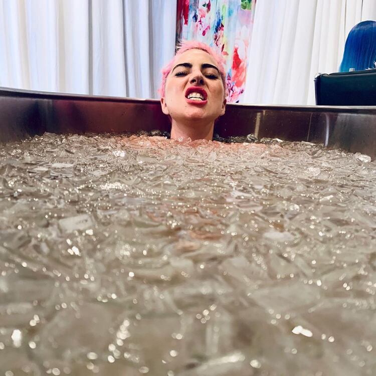 Lady Gaga se sumerge en una tina llena de hielos (Foto: @ladygaga)