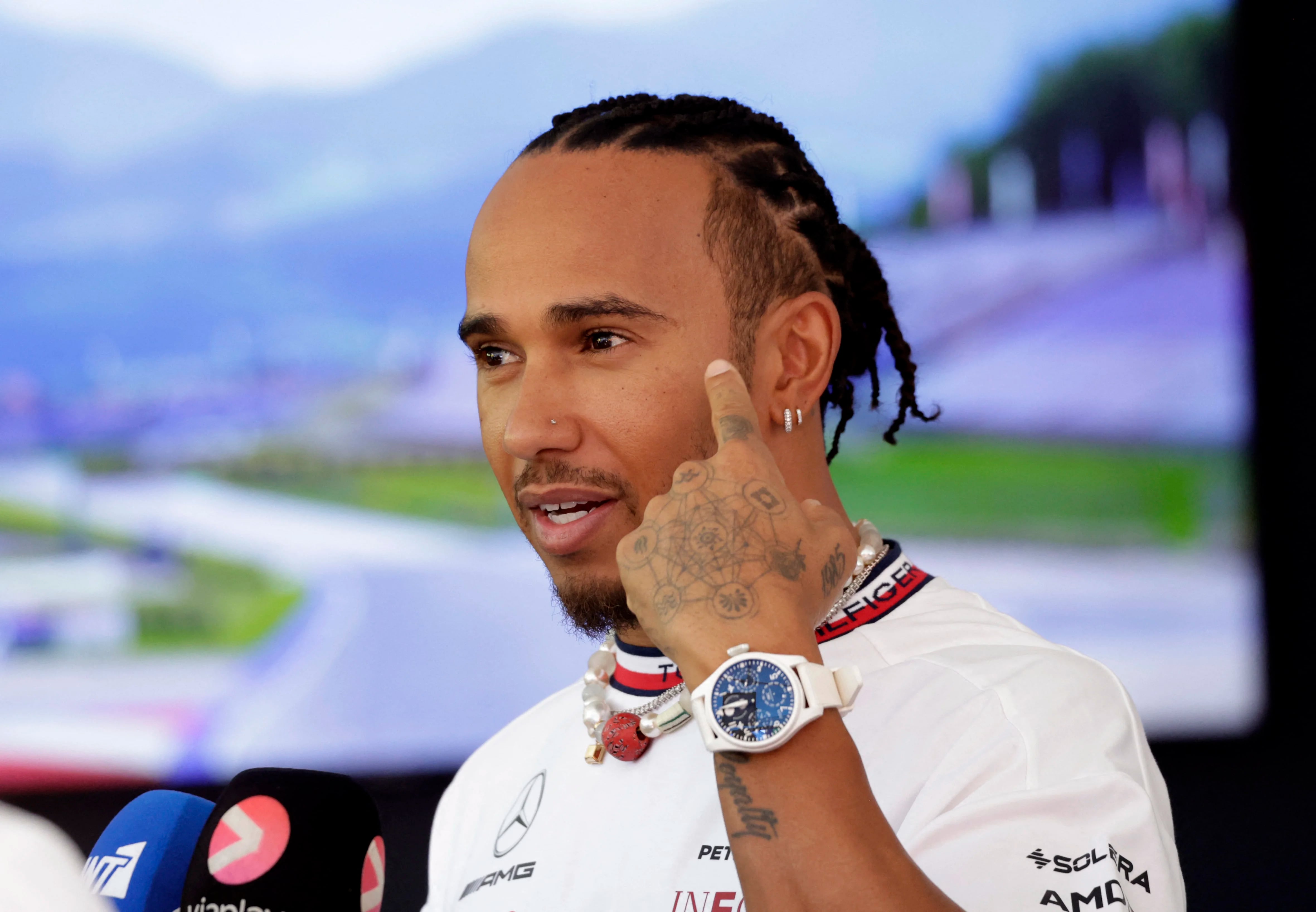 Lewis Hamilton pidió que la FIA ponga un límite para los desarrollos de los autos (REUTERS/Leonhard Foeger)