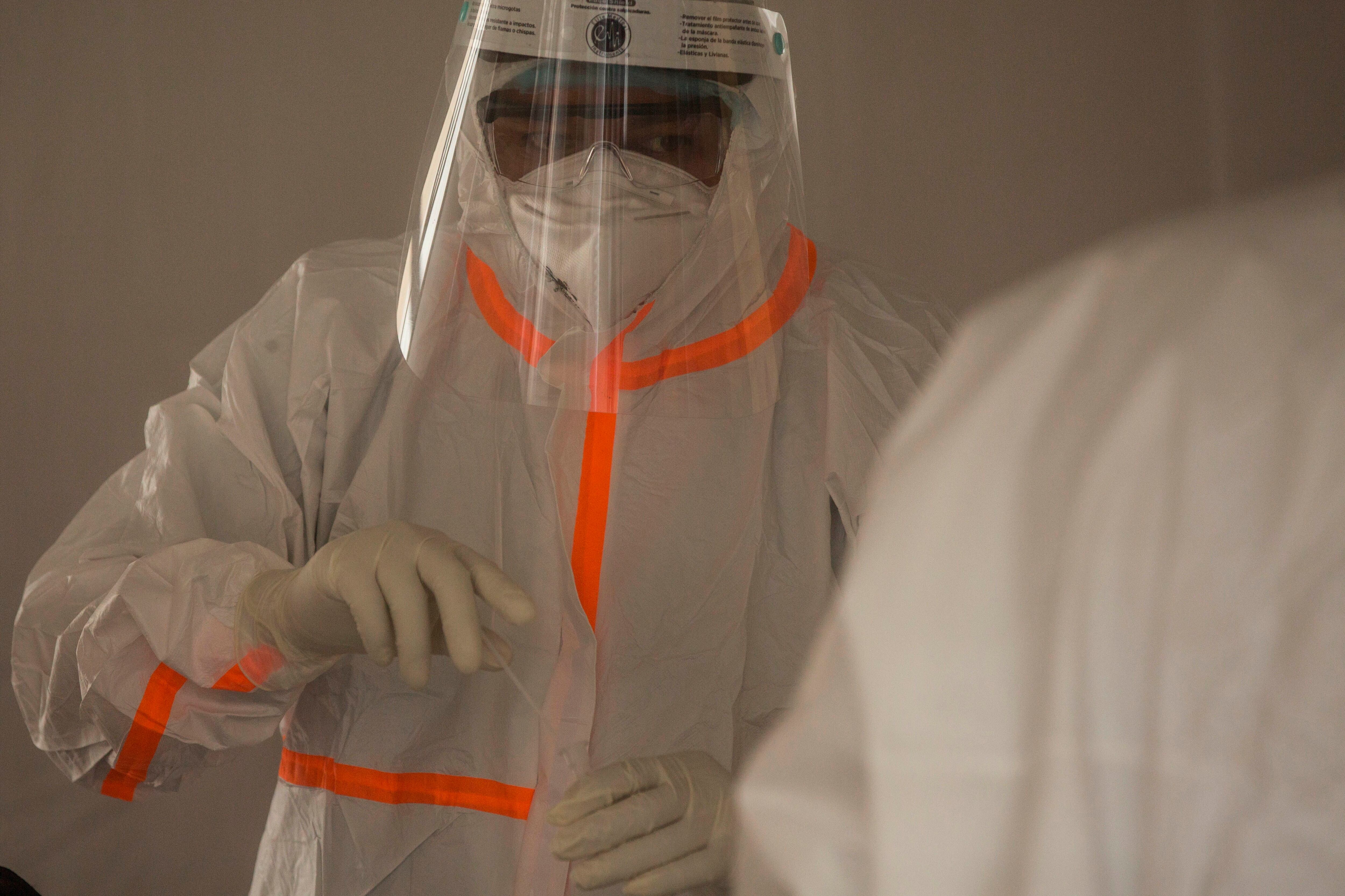 Fotografía de un miembro del personal de Salud preparándose para realizar la prueba del coronavirus, el 10 de agosto de 2020, en Ciudad de Guatemala (Guatemala). EFE/Esteban Biba/Archivo
