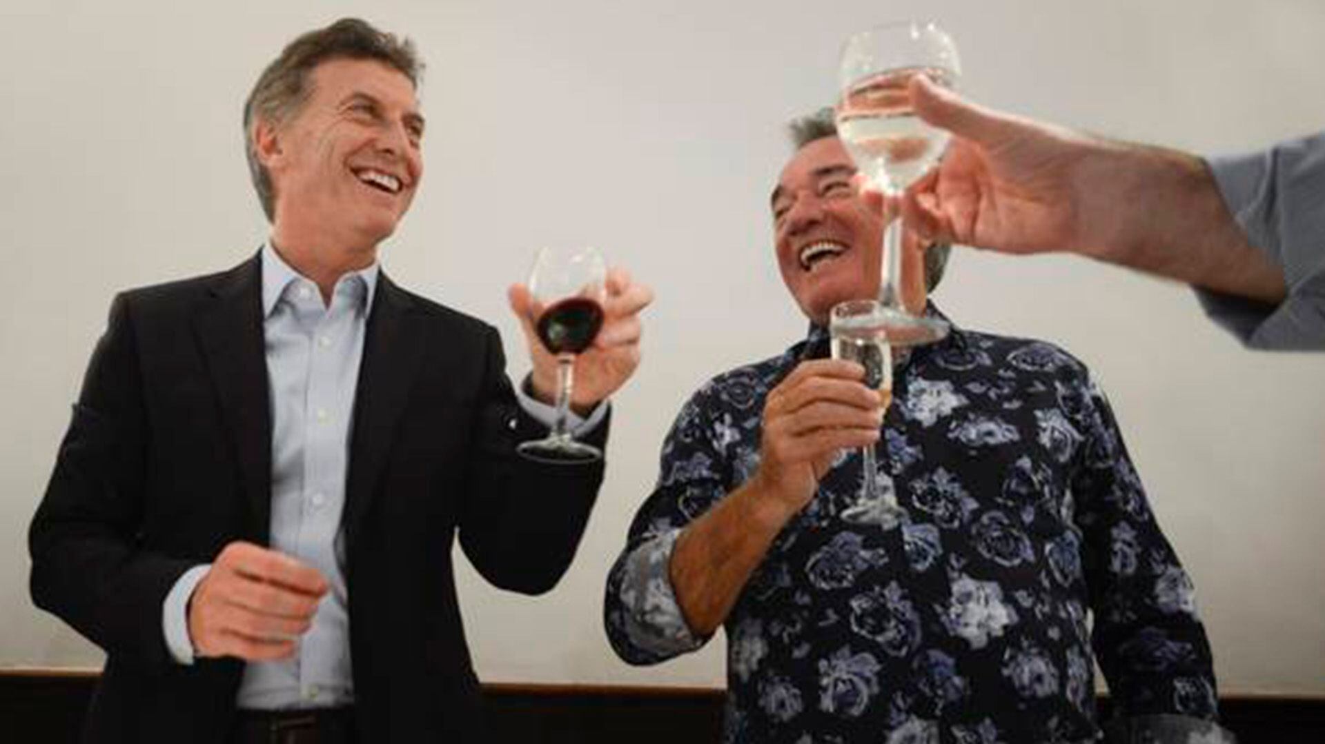 Mauricio Macri y Luis Barrionuevo, en un brindis de la CGT Azul y Blanca que lideraba el gastronómico
