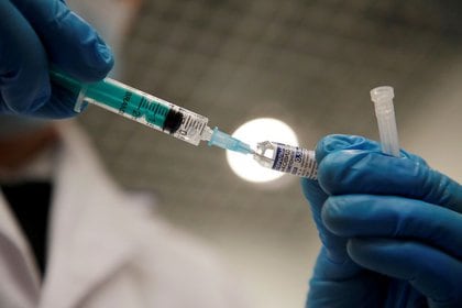 Un trabajador sanitario extrae el contenido de una dosis de la vacuna Sputnik V contra la COVID-19 en un centro de vacunación de San Petersburgo, Rusia, el 24 de febrero de 2021. REUTERS/Anton Vaganov