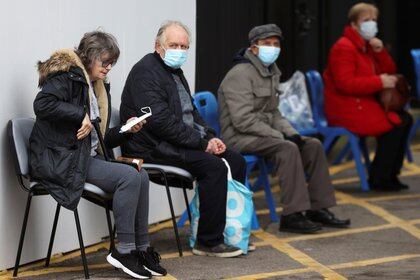 Personas esperan recibir la vacuna COVID-19 en el Centro de Vacunación del Crystal Palace Football Club, en medio del brote de coronavirus en Londres, Gran Bretaña, el 4 de febrero de 2021. REUTERS / Hannah McKay