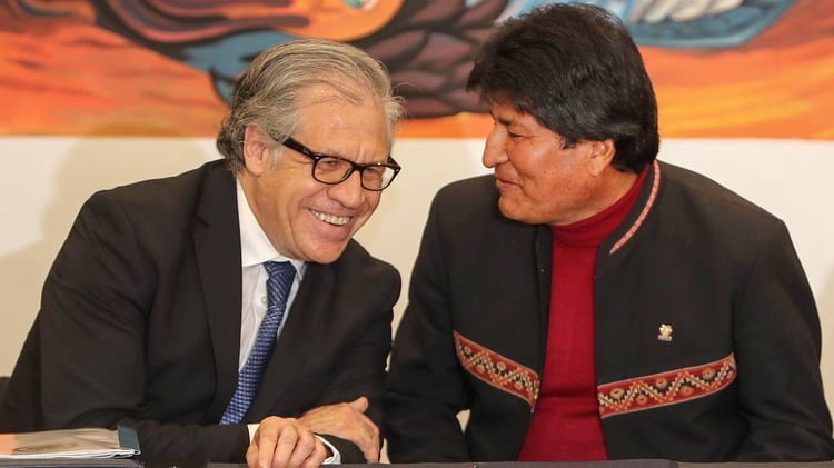 El secretario general de la OrganizaciÃ³n de Estados Americanos (OEA), Luis Almagro, conversando con el presidente de Bolivia, Evo Morales, durante la firma de un acuerdo el 17 de mayo de 2019 en La Paz (EFE)