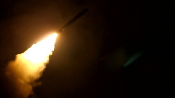 Un misil estadounidense se dirige al blanco sirio.