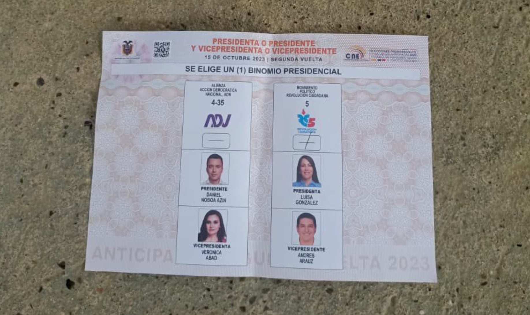 Imagen de las papeletas electorales marcadas a favor de la candidata correísta. (X/Paul Romero)