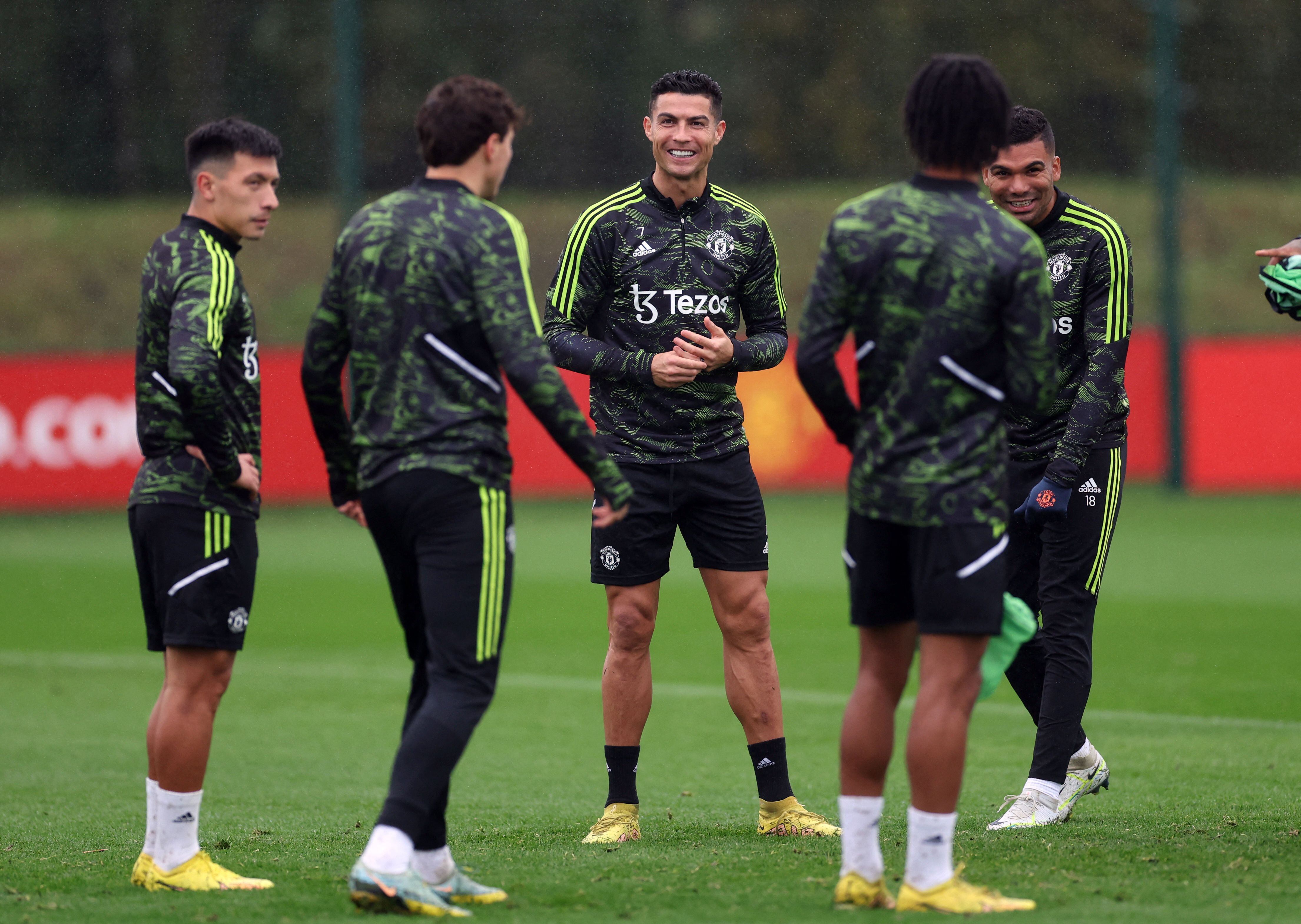 Lisandro Martínez cerca de Cristiano Ronaldo en el entrenamiento del Manchester United (Foto: Reuters)