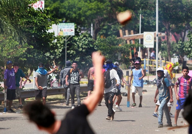 Enfrentamiento entre militantes pro y contra Morales en Santa Cruz (DANIEL WALKER / AFP)