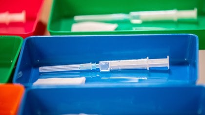 En menos de un año desde la declaración de la pandemia por parte de la OMS, ya existen diversas vacunas aprobadas contra el COVID-19 (REUTERS/Hannibal Hanschke/File Photo)