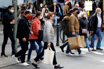 FOTO DE ARCHIVO: Transeúntes en una calle comercial de Berlín, Alemania, el 24 de octubre de 2020. REUTERS/Fabrizio Bensch