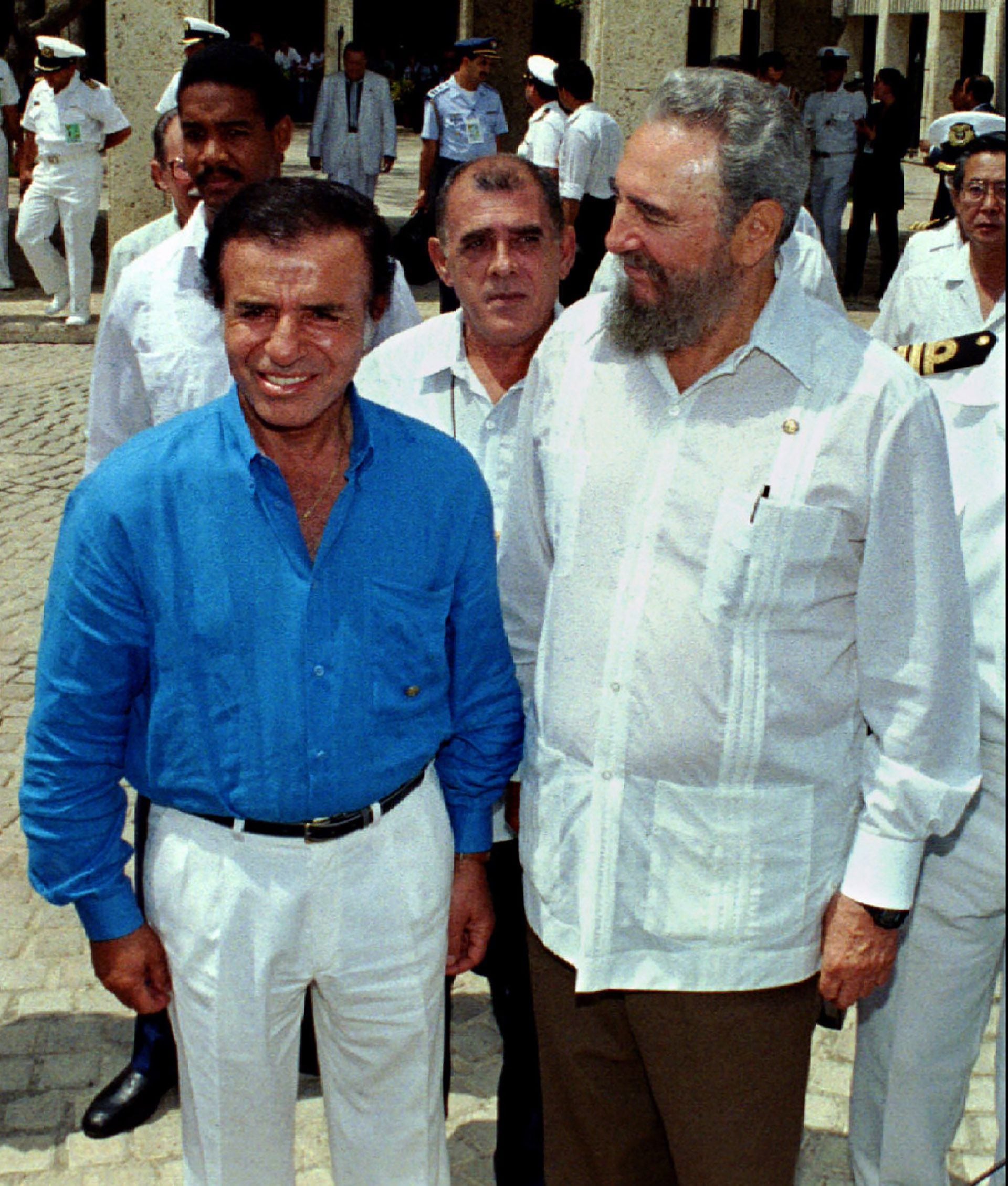 Con el líder de la Revolución cubana,  Fidel Castro , en la Cumbre Iberoamericana en Cartagena en 1994. A pesar del abismo político que los separaba Menem declaraba ser amigo de Castro y de intercambiar habanos cubanos por vinos riojanos. Al año siguiente, Castro visitó el país. En aquella estadía, Menem le cuestionó sobre la democracia en Cuba. “Es muy difícil, casi imposible, que pierdas una elección”, dijo el comandante, quien respondió: ” Pero, chico, ¿quién te ha dicho a ti que yo necesito votos?”.