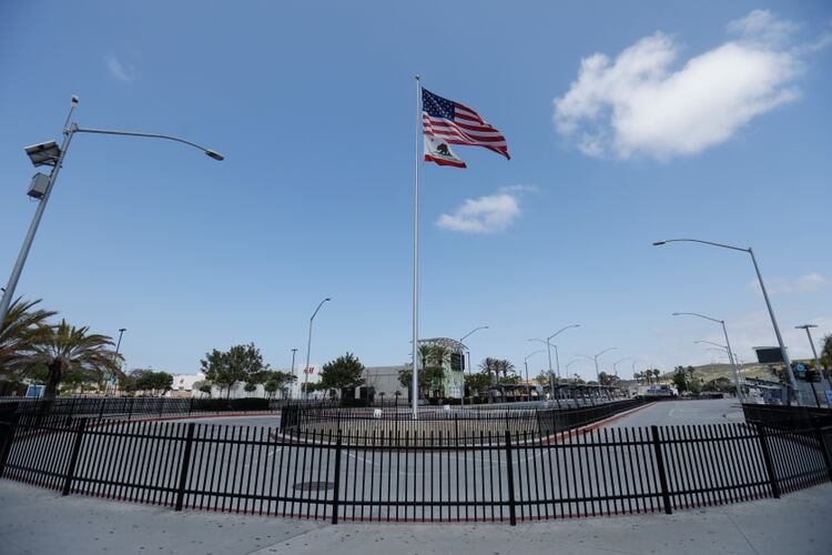 Un puesto de frontera en California permanece cerrado en su límite con México a raíz de la pandemia - REUTERS/Mike Blake