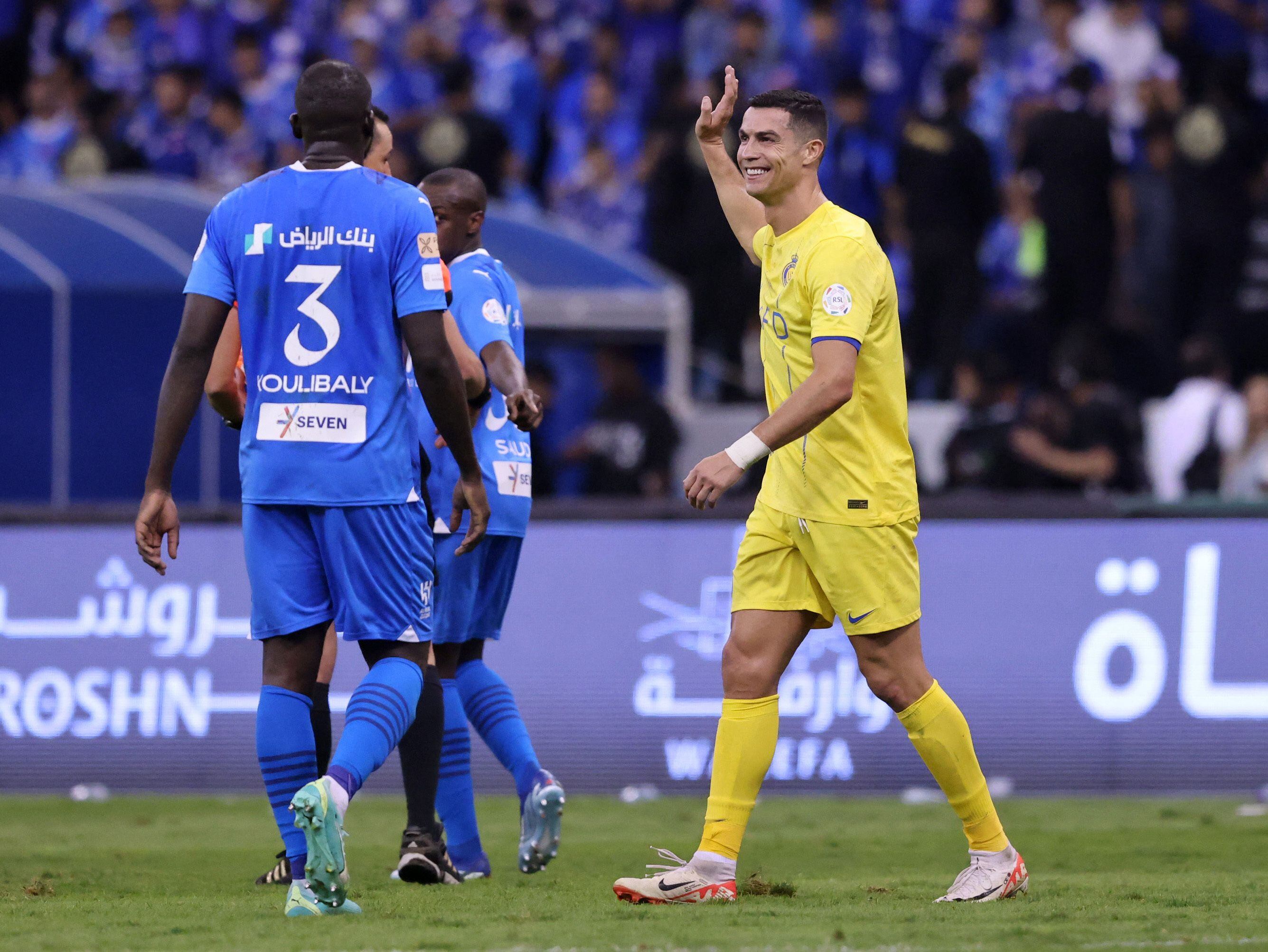 Cristiano Ronaldo protestando una de las acciones del árbitro Wilmar Roldán en el partido del Al Nassr ante el Al Hilal - crédito Ahmed Yosri/REUTERS