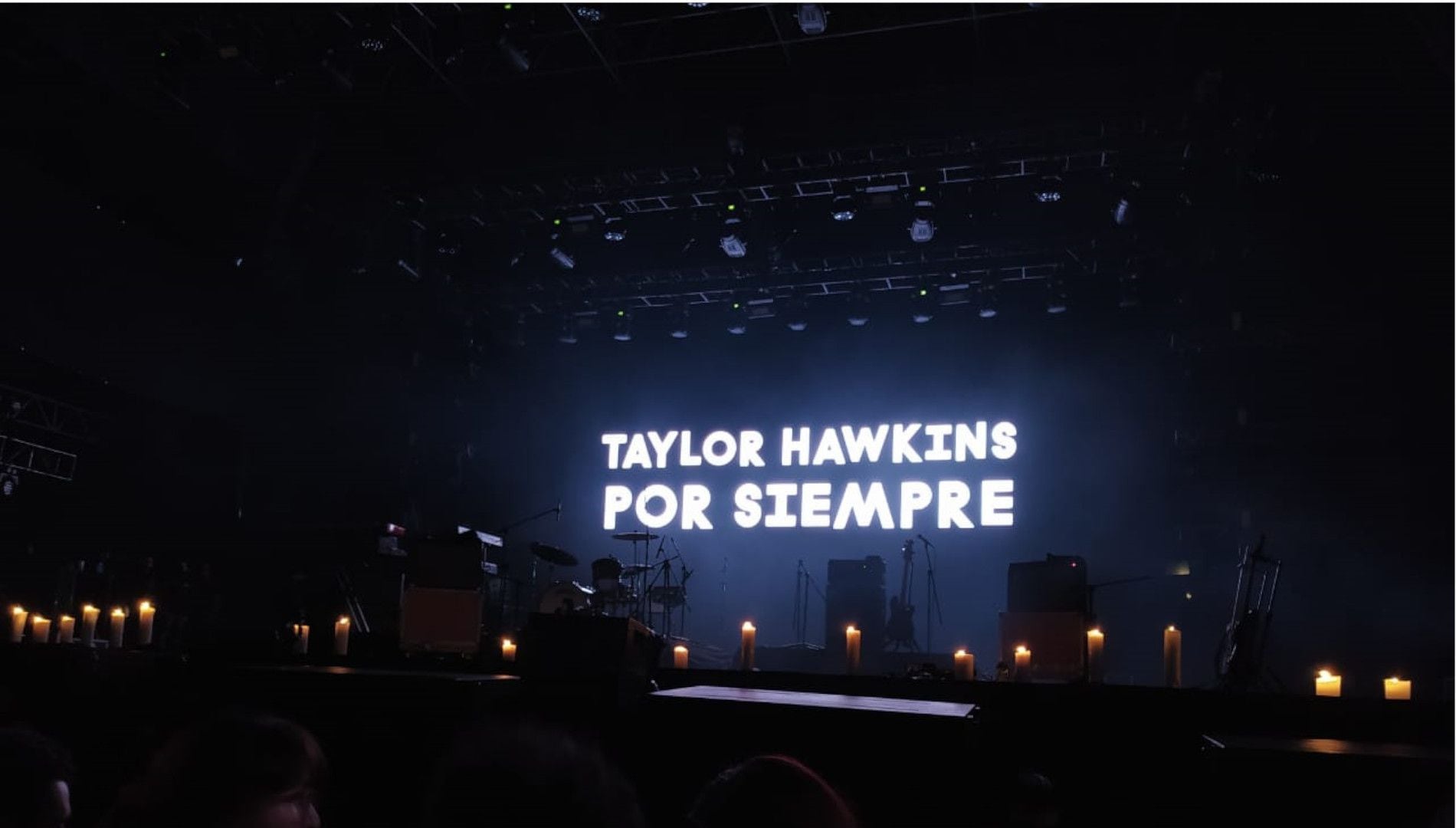 Dopo la tragica notizia del batterista Taylor Hawkins, si sono accese delle candele sul palco dove i Foo Figthers si sarebbero esibiti in omaggio all'artista. Foto: Infobae