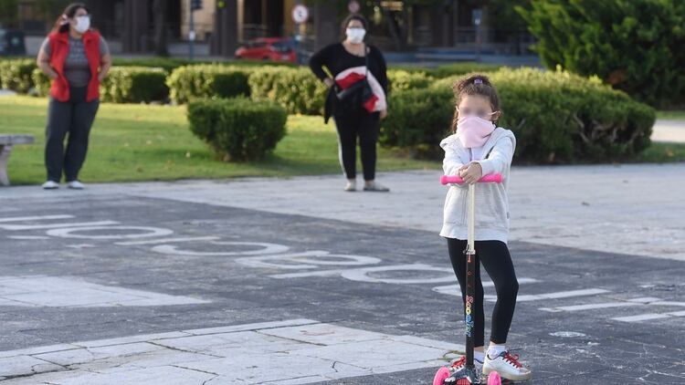 Según Harvard, salir puede ser una gran idea para la salud física y mental, pero como con todo lo demás en estos días, esta actividad debe hacerse de manera segura