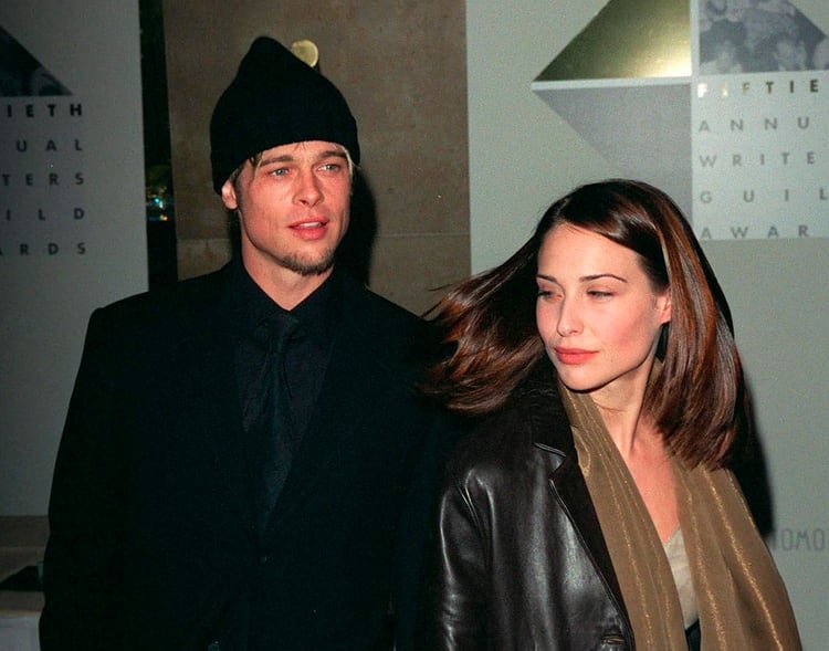 Brad Pitt con la actriz Claire Forlani que trabajó con él en 