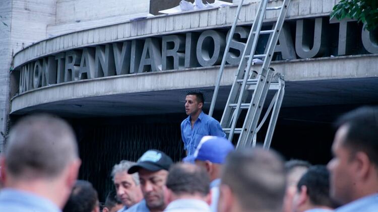 La pelea Fernández-Bustinduy dejó escenas de violencia con heridos y la certeza de que seguirán los enfrentamientos