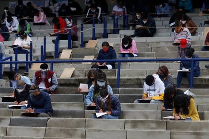 Los candidatos de la UNAM se presentan este miércoles a la prueba de ingreso en las instalaciones del Estadio Universitario Olímpico de la Ciudad de México (México).  EFE / José Pazos