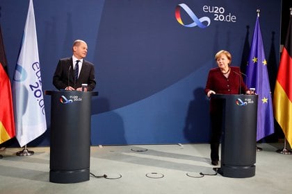 Angela Merkel holds y Olaf Scholz durante la conferencia de prensa (REUTERS/Hannibal Hanschke)