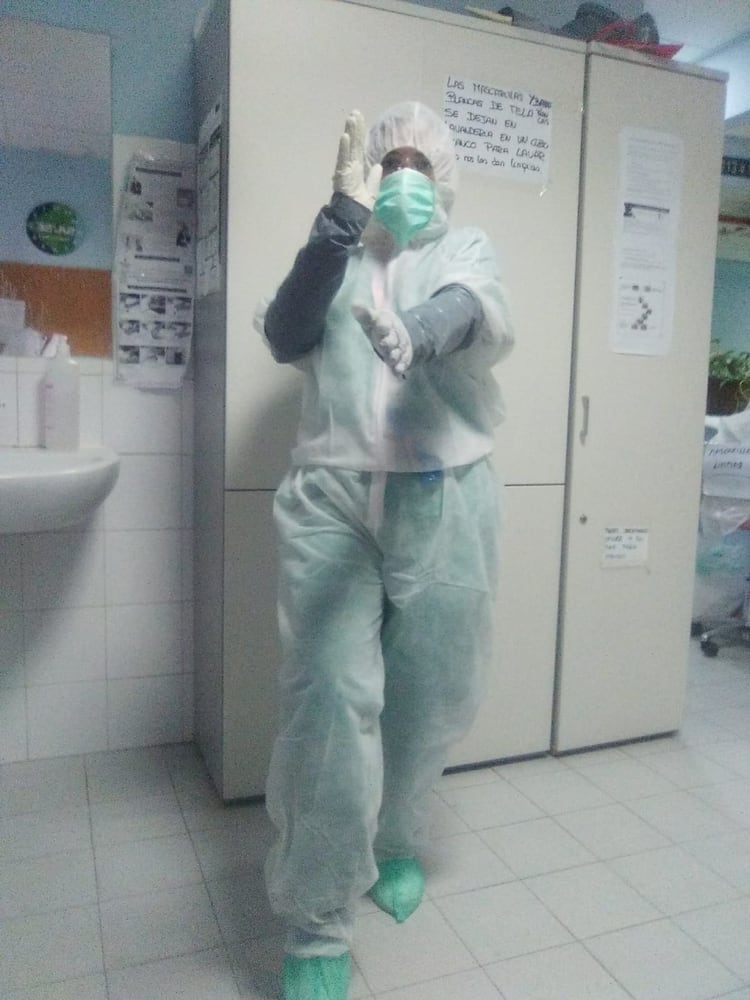 La enfermera auxiliar española Chelo Megia, de 49 años, se hace pasar por karateka en señal de lucha contra el coronavirus en la residencia de ancianos Núñez de Balboa, en Albacete, Castilla-La Mancha (Chelo Megia/Handout via REUTERS)