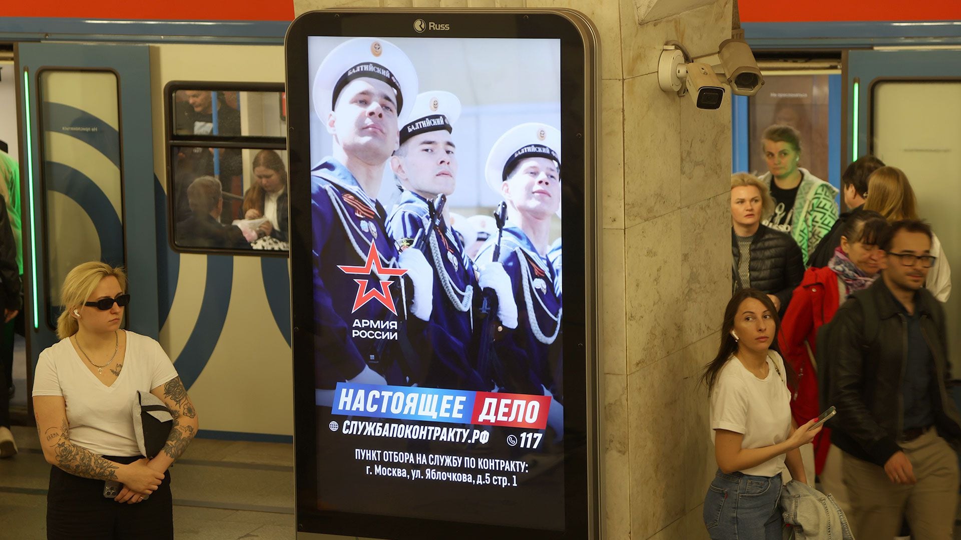 Un aviso publicitario en el metro de Moscú busca promover el enrolamiento para el combate contra Ucrania (Getty Images)