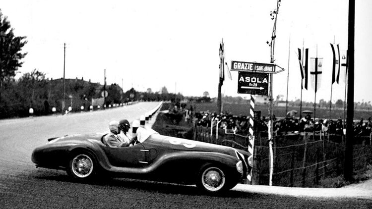 El auto en acción en su ´única carrera: el Gran Premio de Brescia de 1940, que reemplazó a la Mille Miglia. (Ferrari)