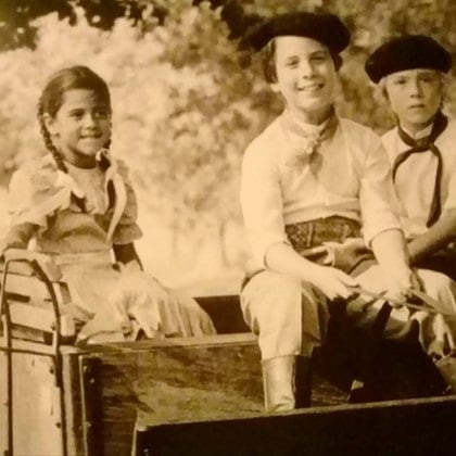Una postal familiar de su infancia en el campo